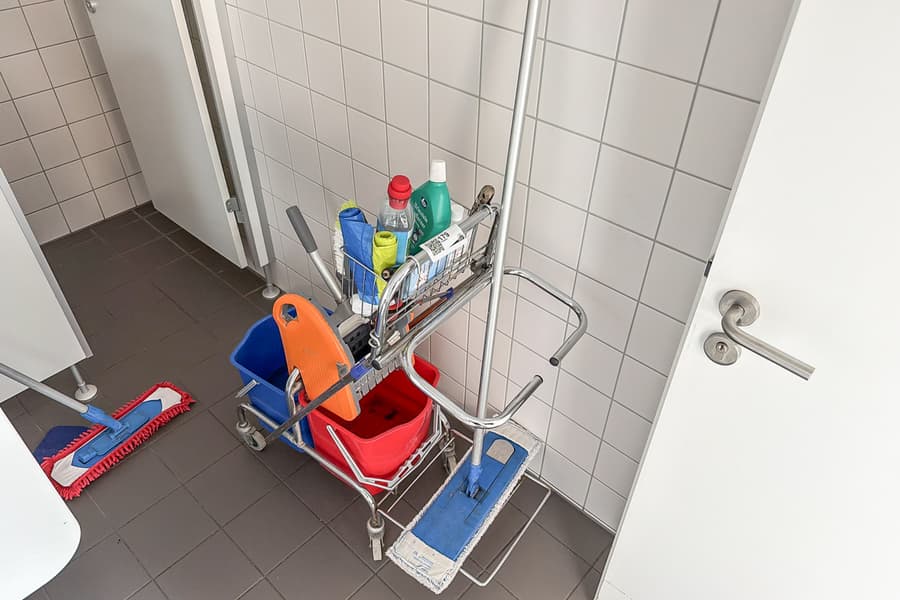 Reinigungswagen mit Inhalt